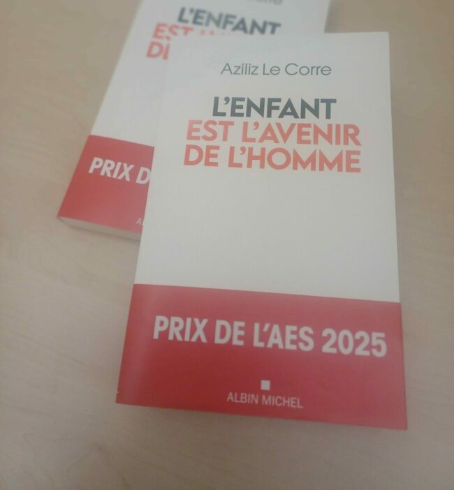 Ouvrage bande Prix AES 2025 Visuel du livre avec le titre "L'enfant est l'avenir de l'homme", le nom de l'auteur "Aziliz Le Corre" et le bandeau du Prix de l'AES ainsi que le nom de l'éditeur Albin Michel.