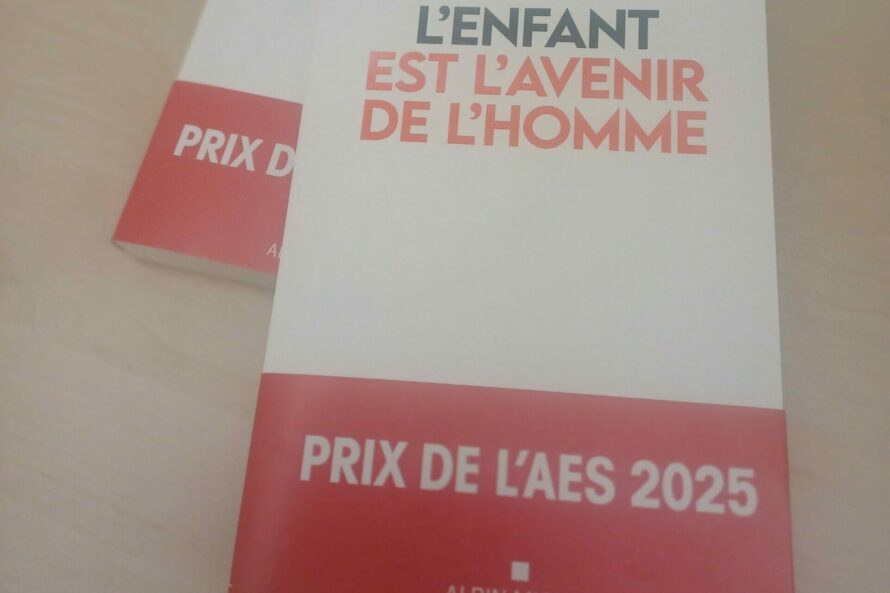 Ouvrage bande Prix AES 2025 Visuel du livre avec le titre "L'enfant est l'avenir de l'homme", le nom de l'auteur "Aziliz Le Corre" et le bandeau du Prix de l'AES ainsi que le nom de l'éditeur Albin Michel.